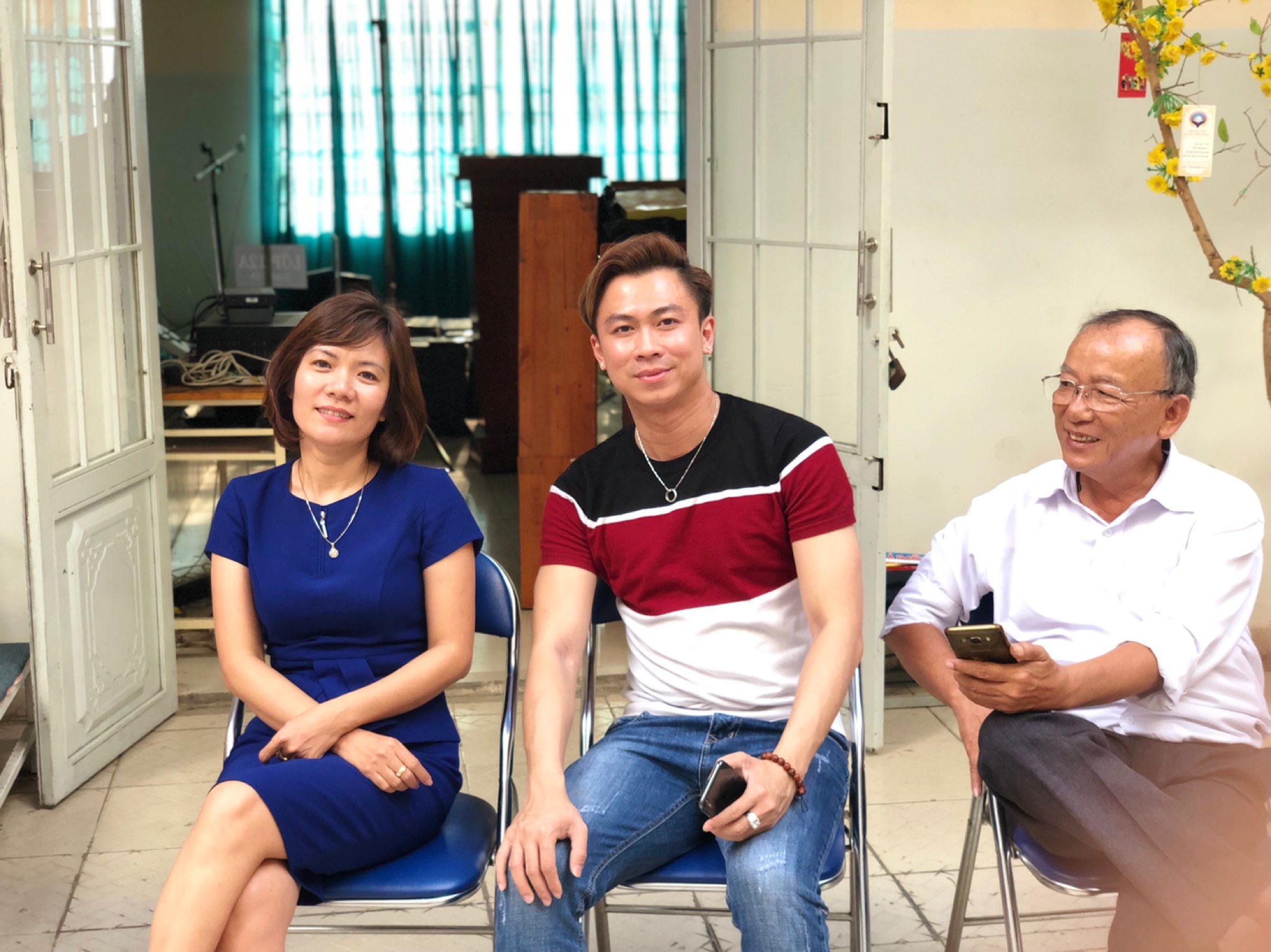 Ca sỹ Hồ Việt Trung dẫn Quốc Linh và Quỳnh Nhi đến nhập học tại trường THCS và THPT Ngọc Viễn Đông