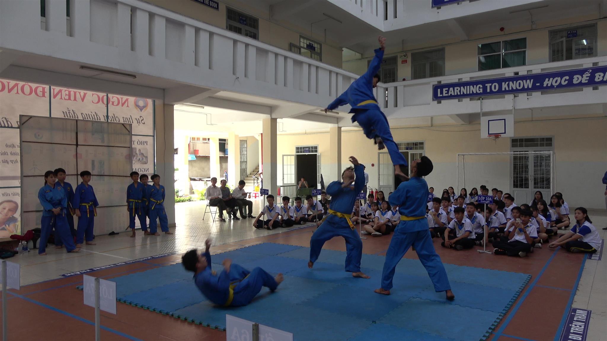 Câu lạc bộ Vovinam quận 12 biểu diễn võ thuật tại Trường Ngọc Viễn Đông