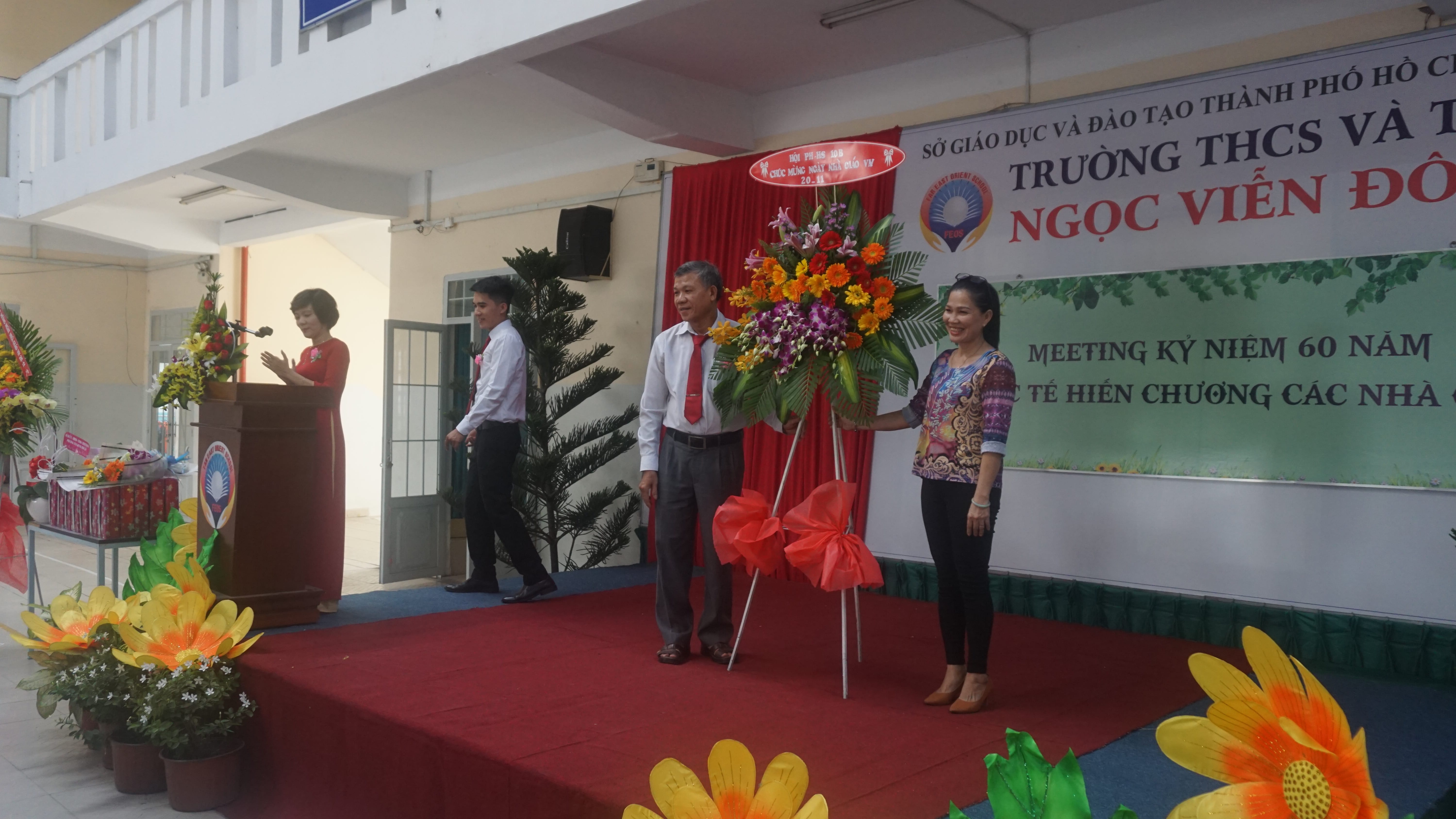 Ban đại diện hội CMHS tặng hoa nhà Trường THCS và THPT Ngọc Viễn Đông nhân ngày Nhà giáo Việt Nam 20/11
