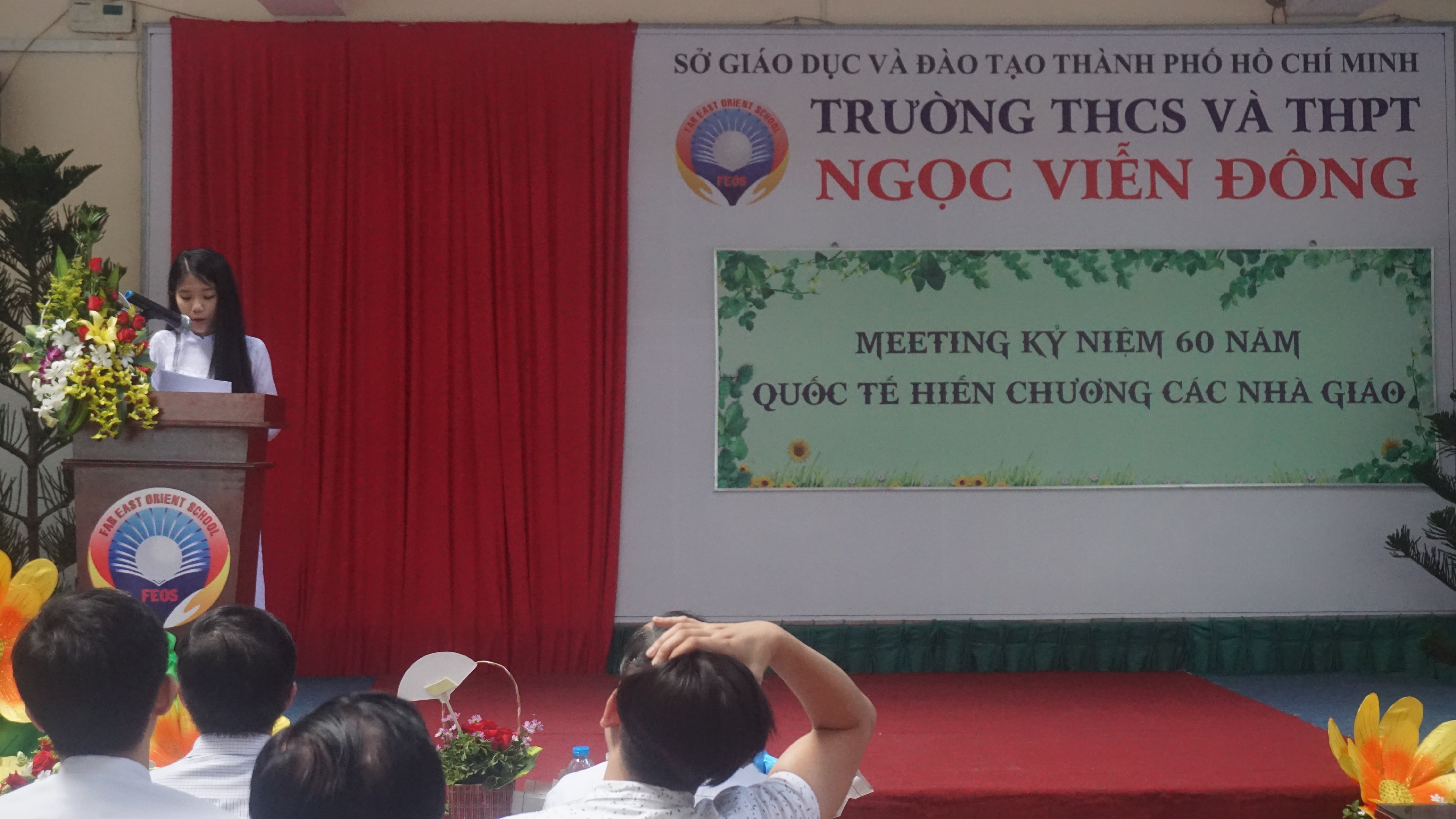 Học sinh Nguyễn Thoại Ngân lớp 10B trường THCS và THPT Ngọc Viễn Đông phát biểu cảm nghĩ nhân ngày Nhà giáo Việt nam 20-11