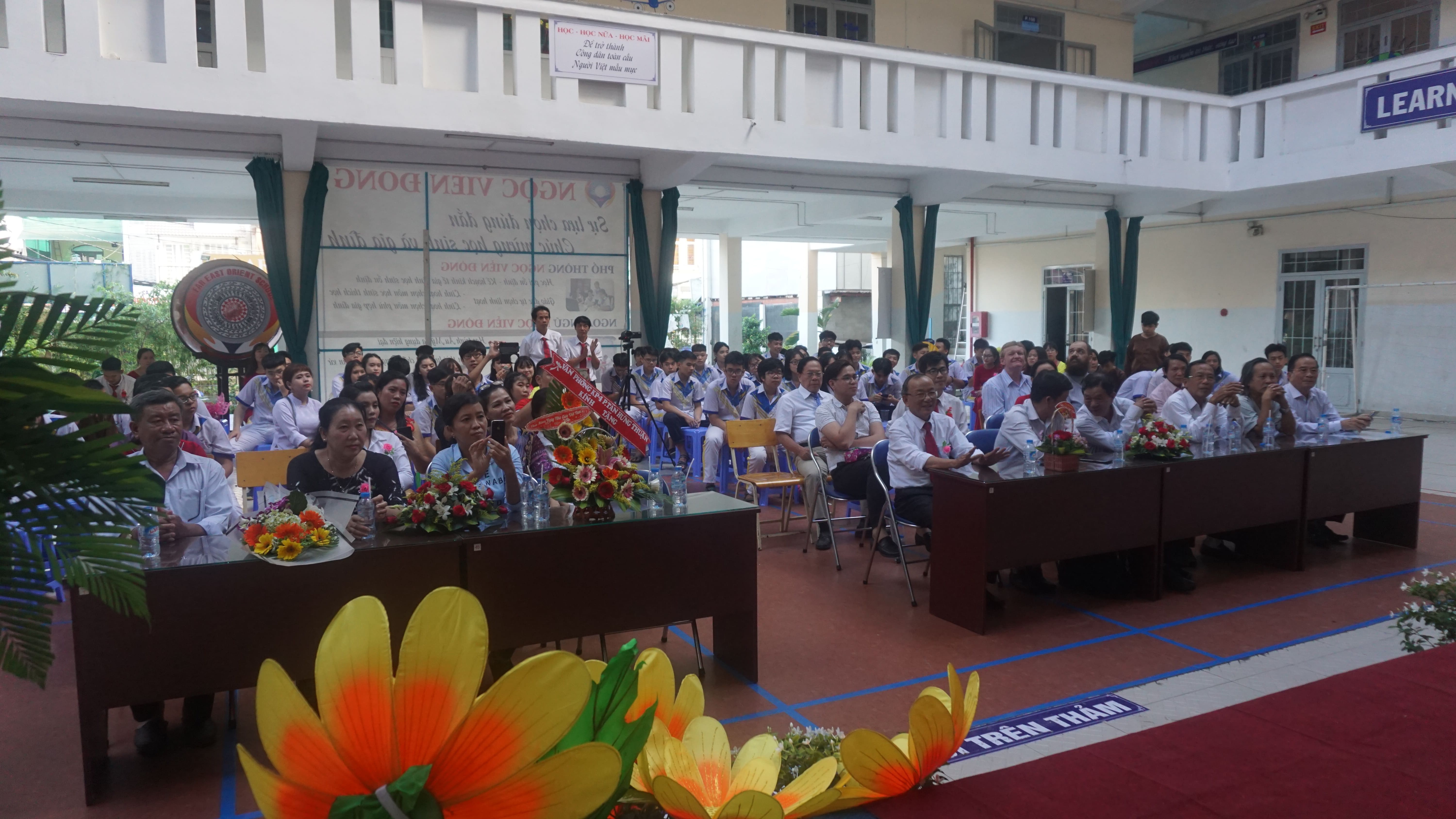 Toàn cảnh buổi lễ mừng ngày Nhà giáo Việt Nam 20/11 tại trường THCS và THPT Ngọc Viễn Đông