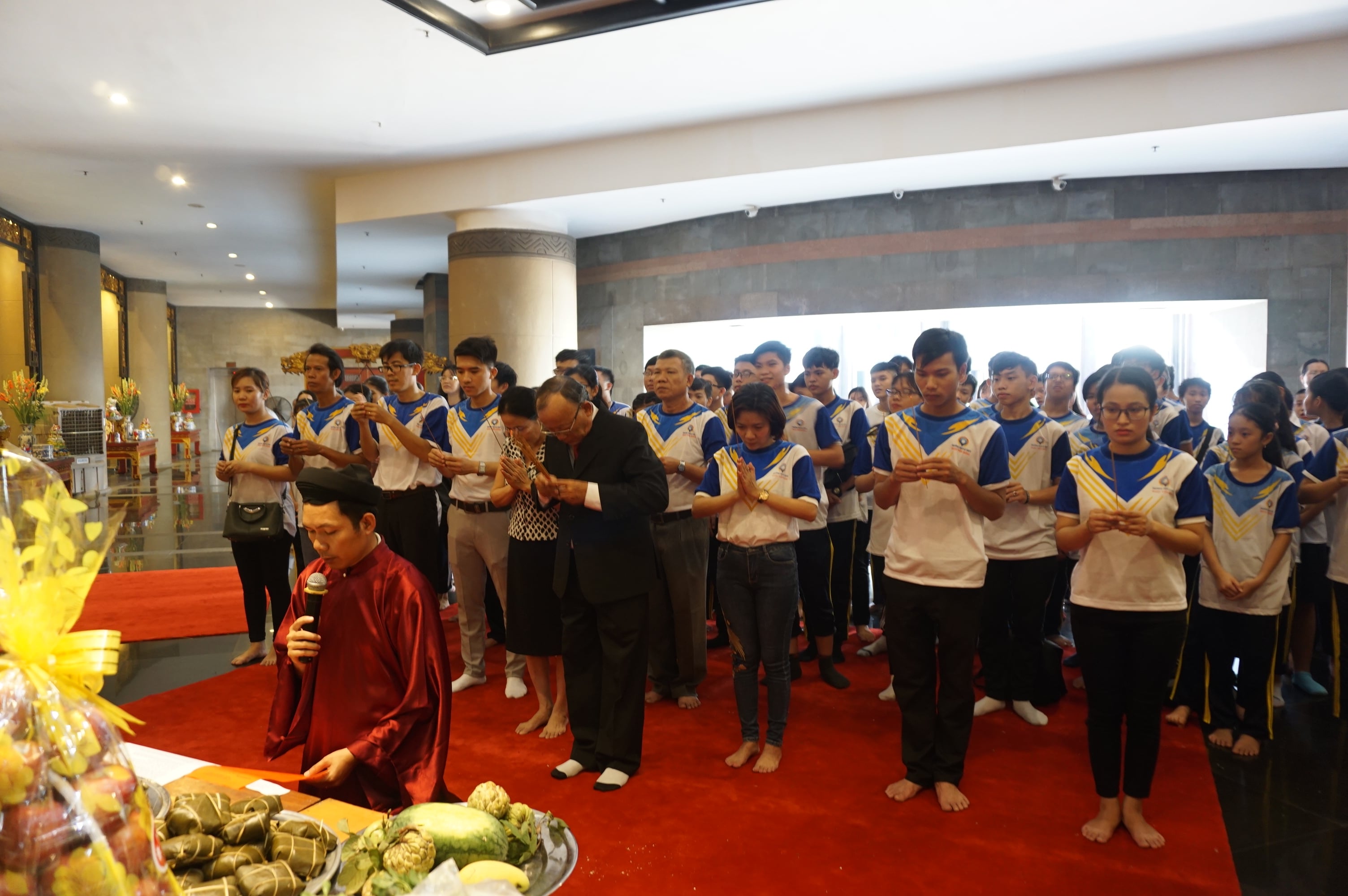 Toàn thể giáo viên và học sinh trường THCS và THPT Ngọc Viễn Đông dâng hương tại đền Hùng quận 9 trong ngày Giỗ Tổ