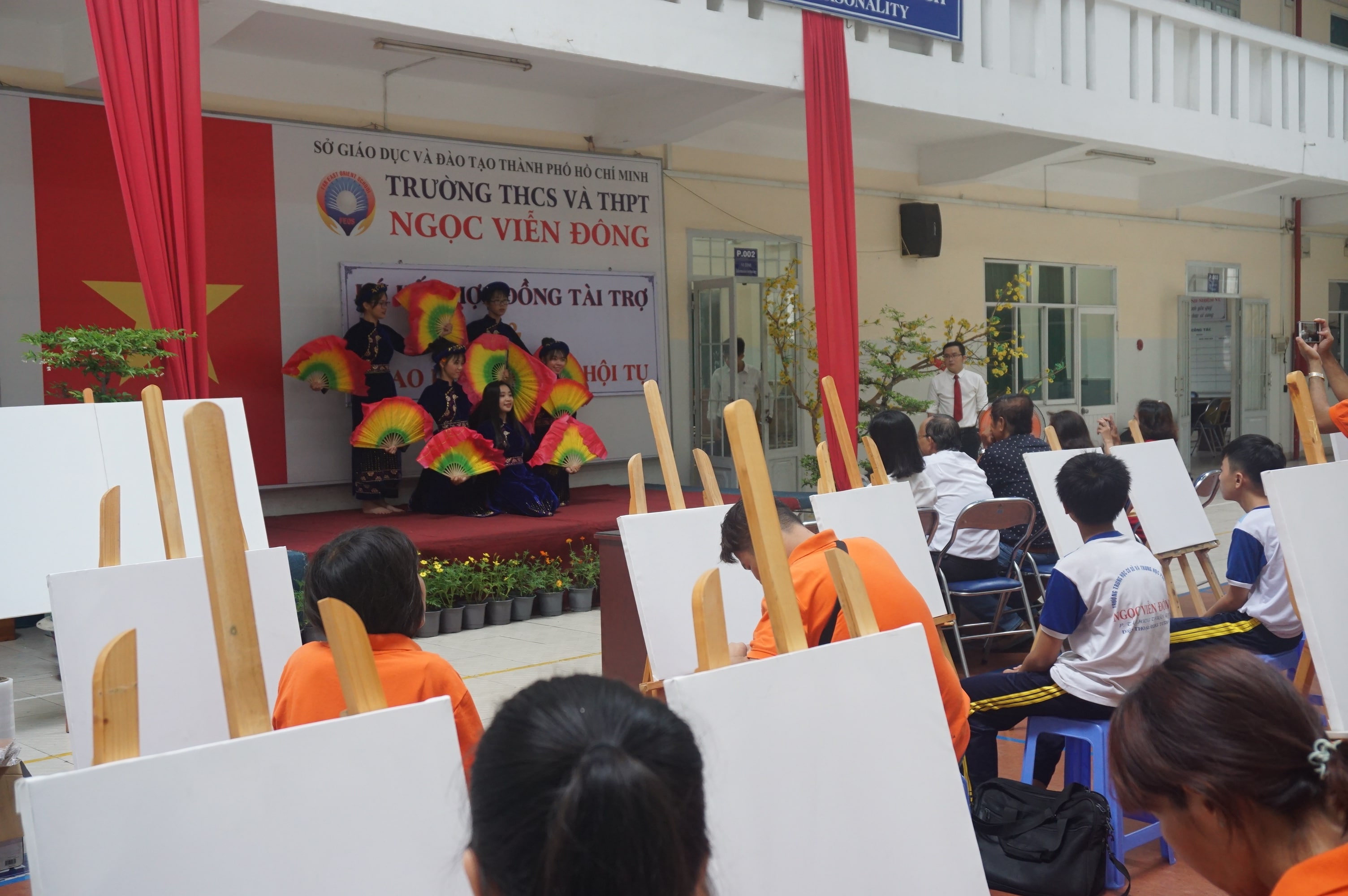 Giao lưu sắc màu hội tụ giữa CLB mỹ thuật trường Ngọc Viễn Đông và nhóm âm thanh hội họa Mekong Art