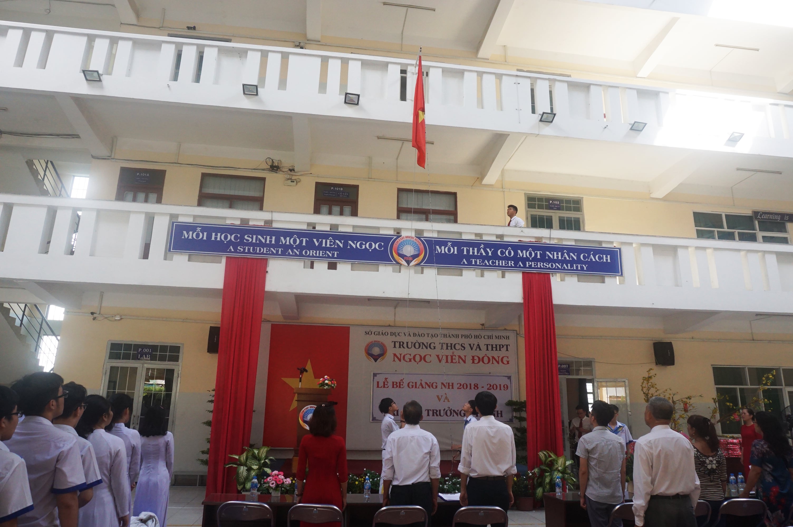 Nghi thức chào cờ trong lễ bế giảng năm học 2018 - 2019 trường THCS và THPT Ngọc Viễn Đông