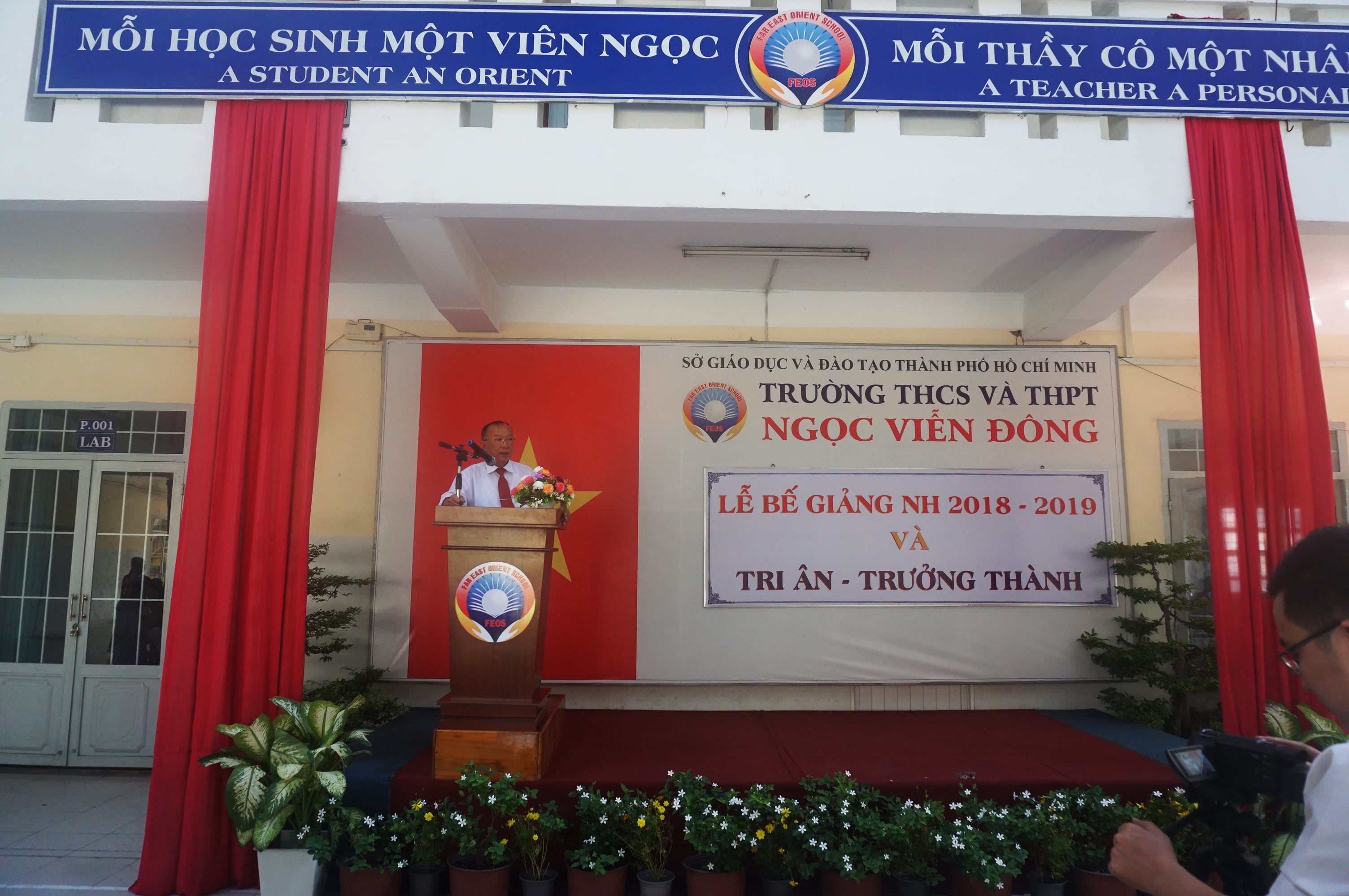 Thầy Hiệu trưởng Võ Thanh Vân phát biểu trong lễ bế giảng năm học 2018 - 2019 trường THCS và THPT Ngọc Viễn Đông