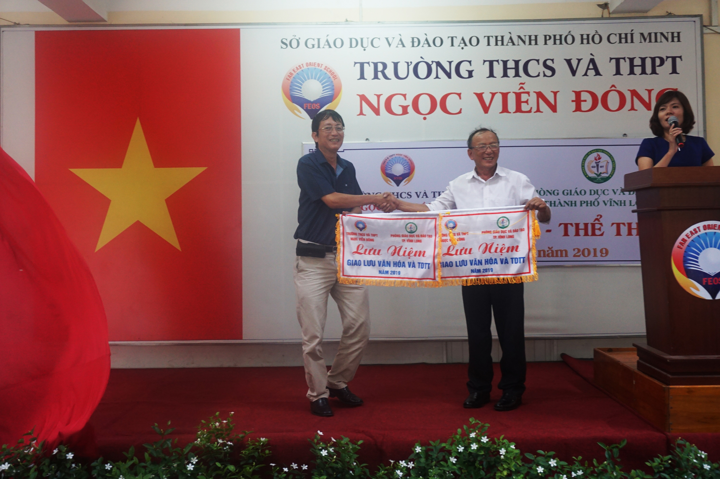 Trao nhau cờ lưu niệm và cái bắt tay thân hữu giữa thầy Võ Thanh Vân và thầy Ngô Thanh Sơn