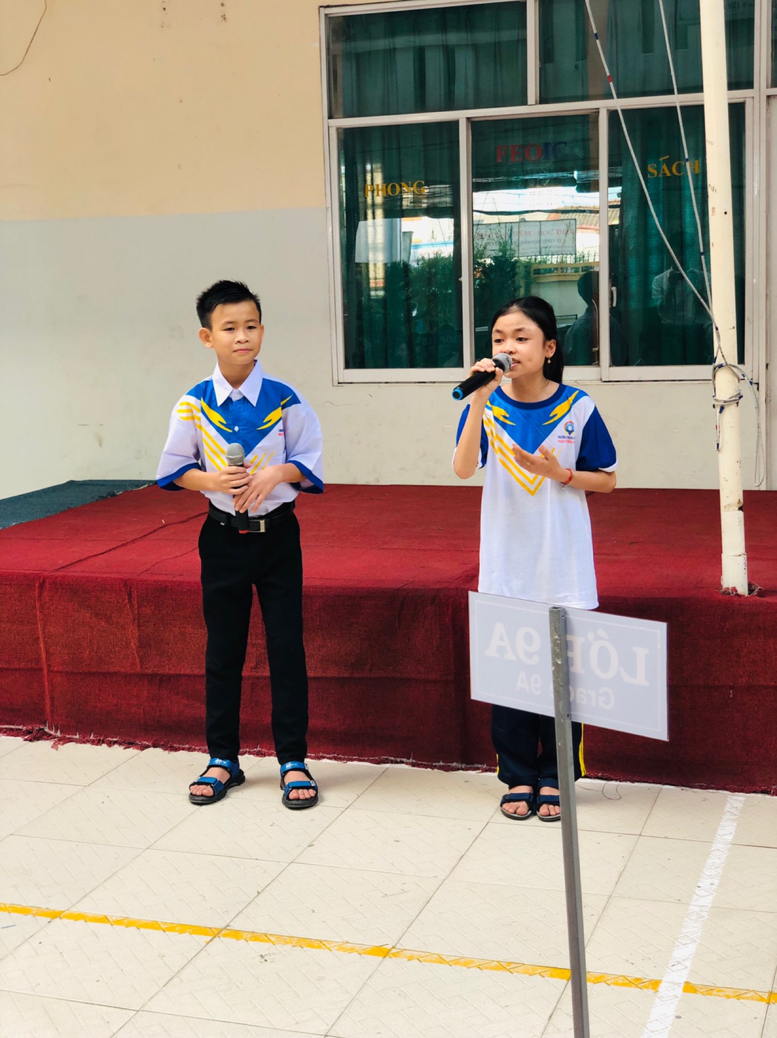 Quán quân Tuyệt Đỉnh song ca Nhí mùa 3 Quốc Linh và Quỳnh Nhi hát tặng nhà Trường khi đến nhập học