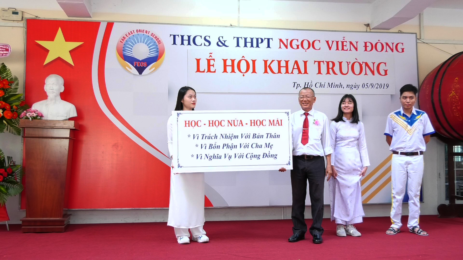 Thầy Hiệu trưởng - Võ Thanh Vân giao nhiệm vụ học tập cho Học sinh toàn trường trong Lễ hội Khai trường Ngọc Viễn Đông năm học 2019 - 2020