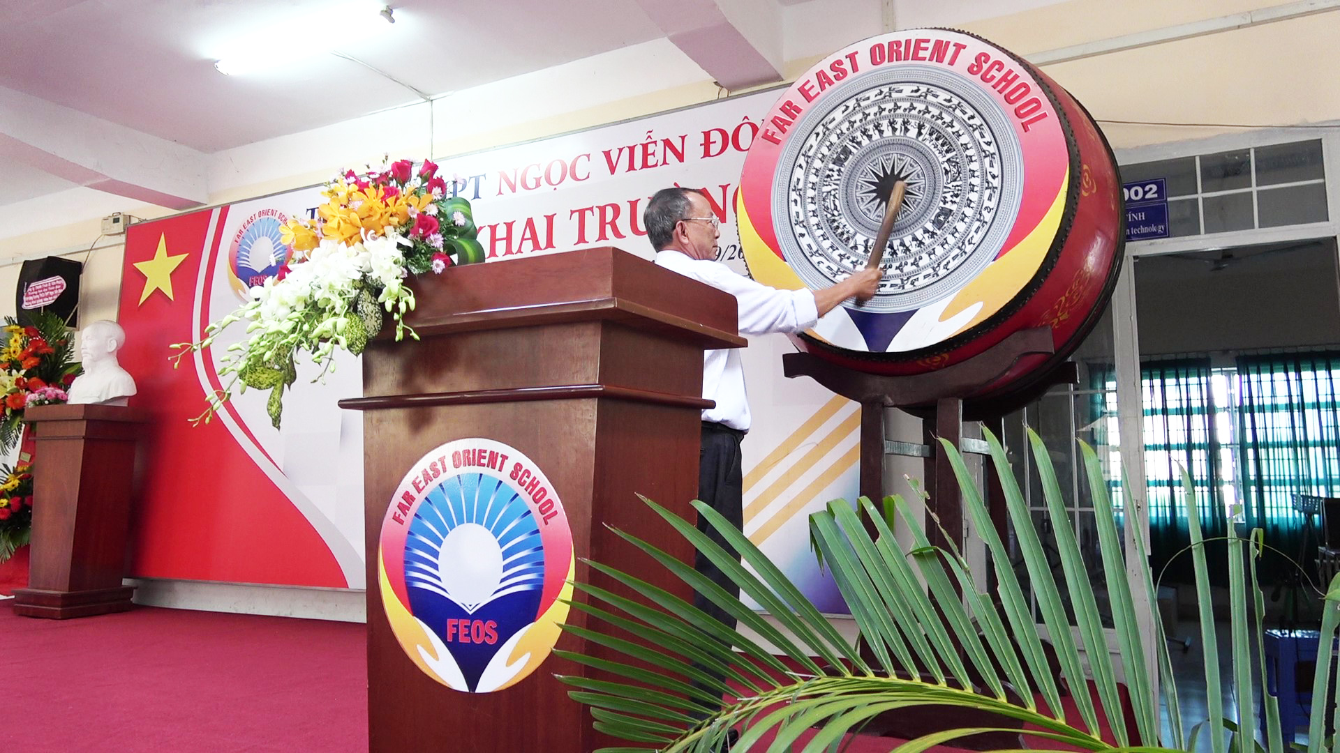 Thầy Hiệu trưởng - Võ Thanh Vân đánh hồi trống Khai trường để bắt đầu năm học mới 2019 - 2020