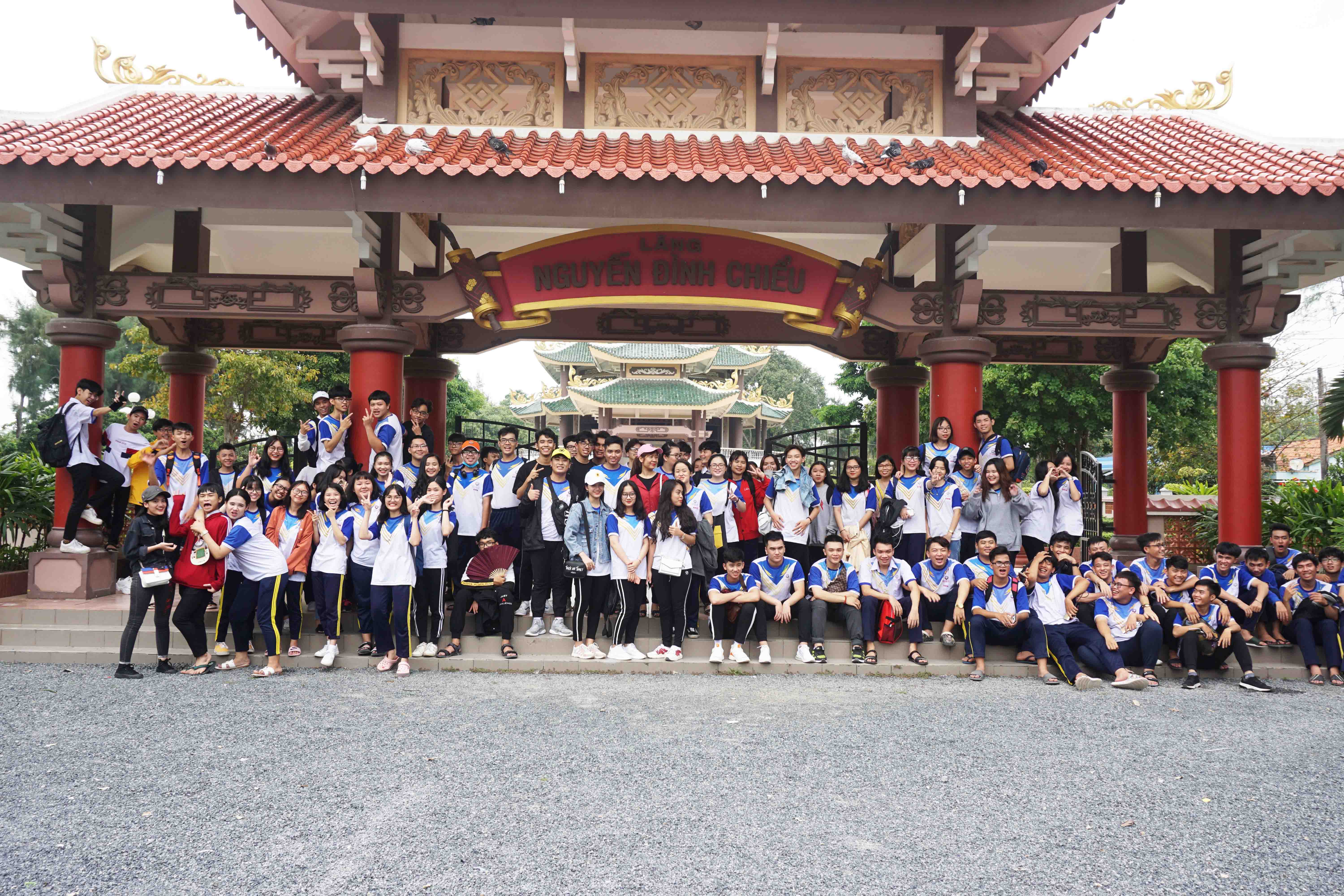 Học sinh khối THPT tại khu di tích lịch sử nhà thơ Nguyễn Đình Chiểu