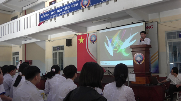 Đồng chí Nguyễn Văn Vinh sinh hoạt chủ đề ma túy học đường cho học sinh trường THCS và THPT Ngọc Viễn Đông