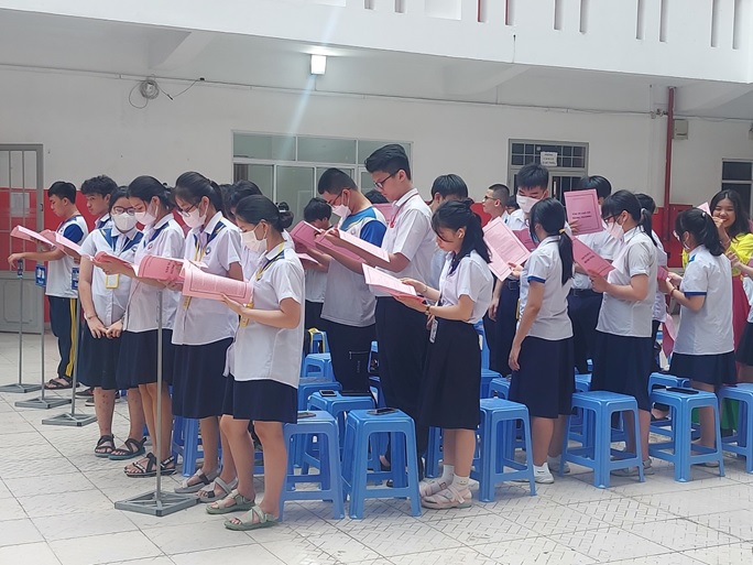 Học sinh toàn trường đọc theo bài văn tế của Phiêu thạch ba - Thầy Võ Thanh Vân - Hiệu trưởng nhà Trường