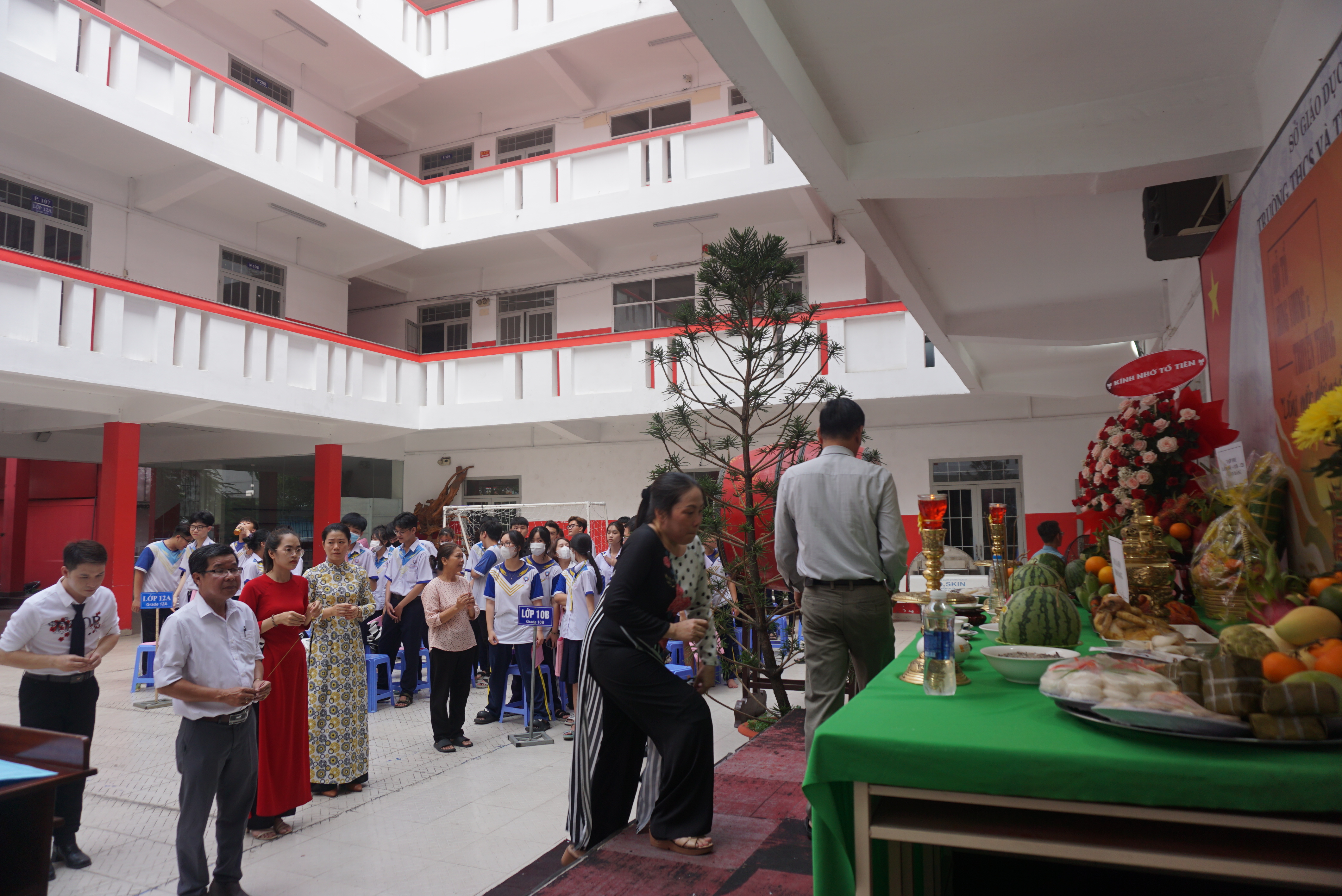 Toàn thể giáo viên công nhân viên trường THCS và THPT Ngọc Viễn Đông thắp hương Giỗ Tổ