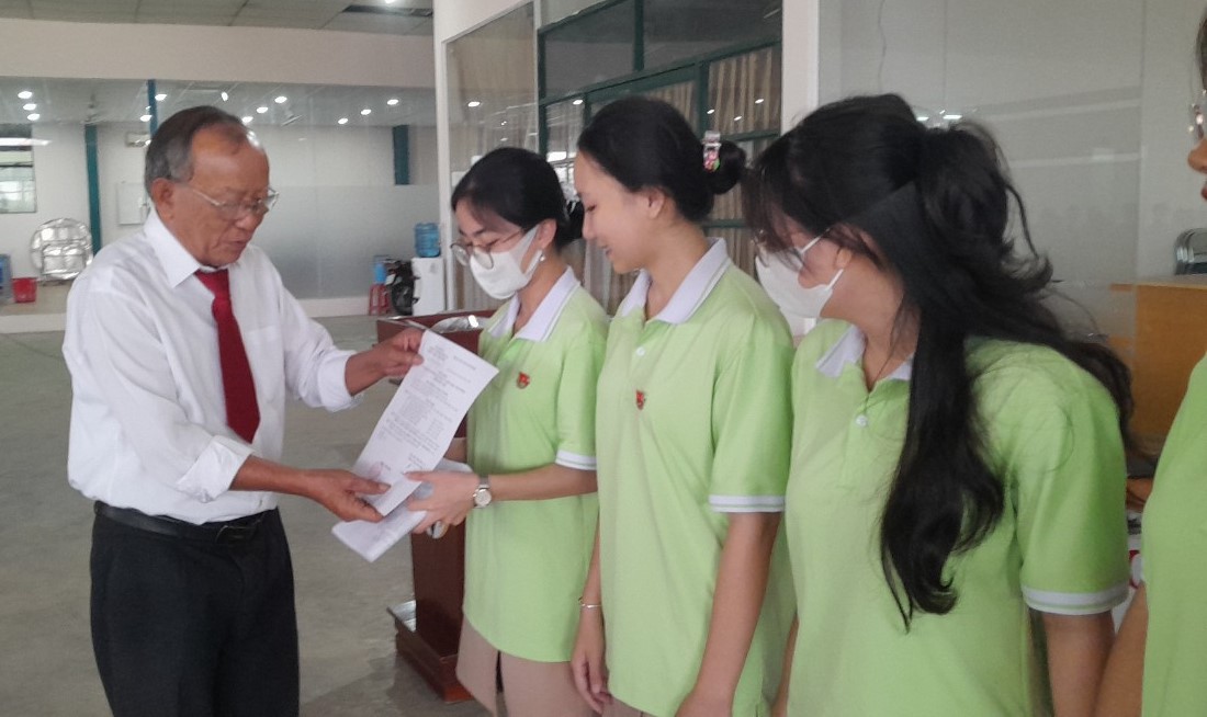 Thầy Hiệu trưởng - Võ Thanh Vân trao quyết định thành lập Ban chấp hành chi đoàn thanh niên trường THCS và THPT Ngọc Viễn Đông
