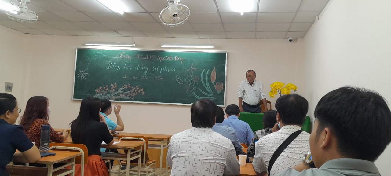 Thầy Hiệu trưởng Võ Thanh Vân trong cuộc họp hội đồng sư phạm trường THCS và THPT Ngọc Viễn Đông