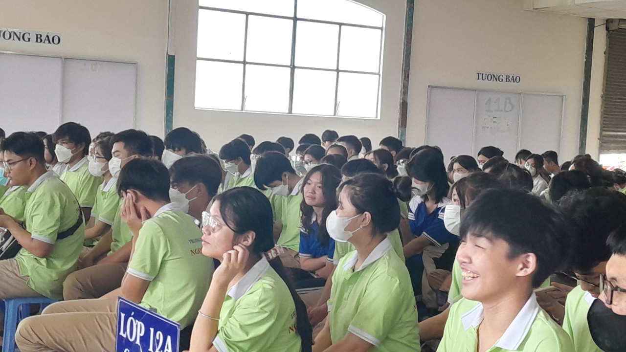 Học sinh toàn trường Ngọc Viễn Đông tập trung theo dõi phiên tòa giả định: Tuyên truyền phòng chống bạo lực học đường