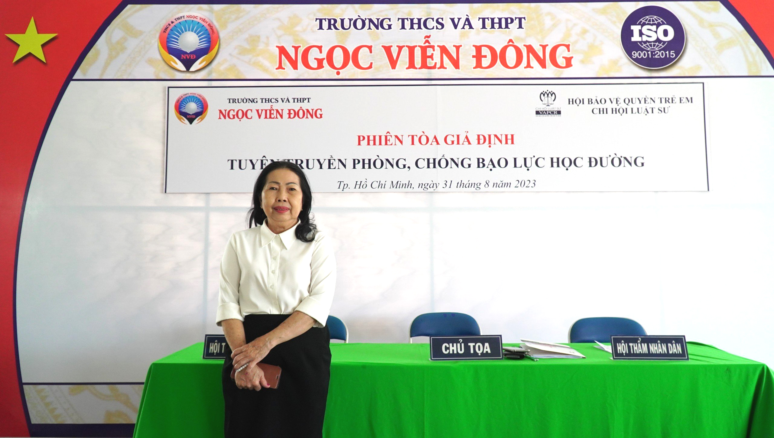 Luật sư Trần Thị Ngọc Nữ tại phiên tòa giả định tổ chức tại trường THCS và THPT Ngọc Viễn Đông