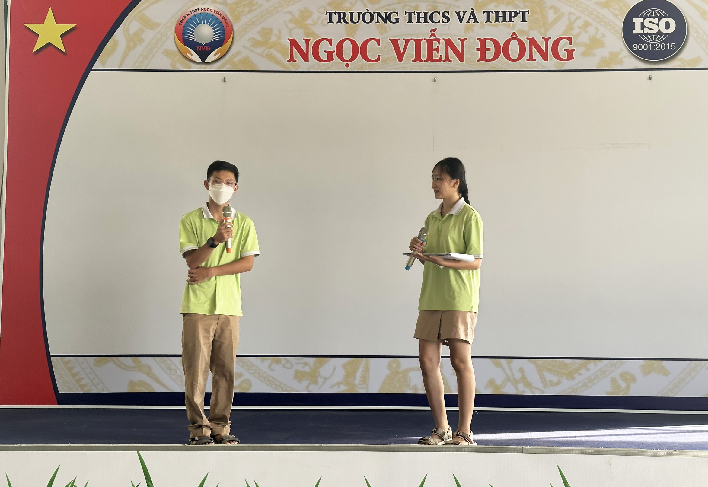 Học sinh Lê Vũ Minh Phúc giao lưu cùng các bạn trong buổi sinh hoạt dưới cờ