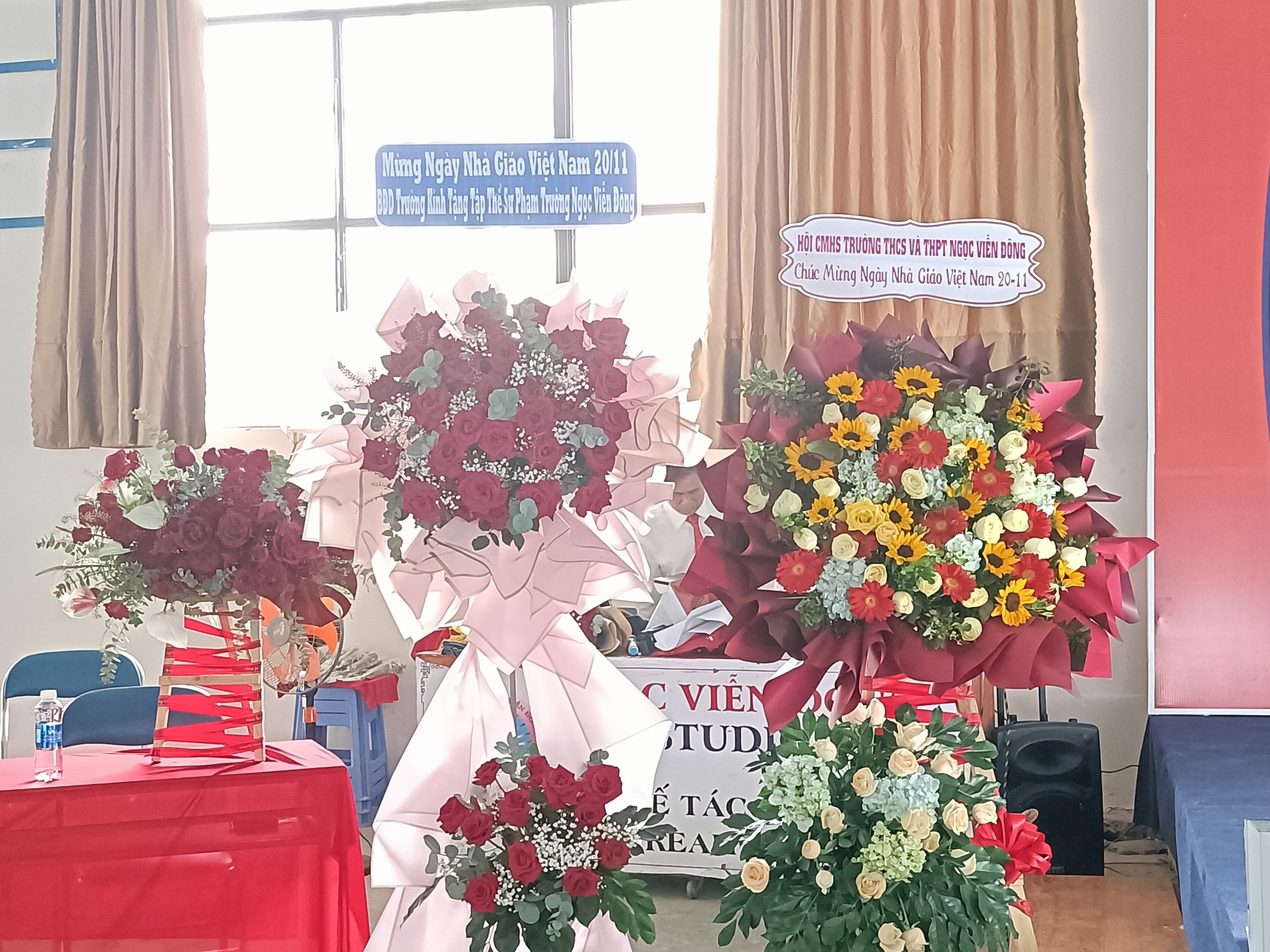 Những lẵng hoa trường THCS và THPT Ngọc Viễn Đông được tặng nhân ngày Nhà giáo Việt Nam 20/11/2023
