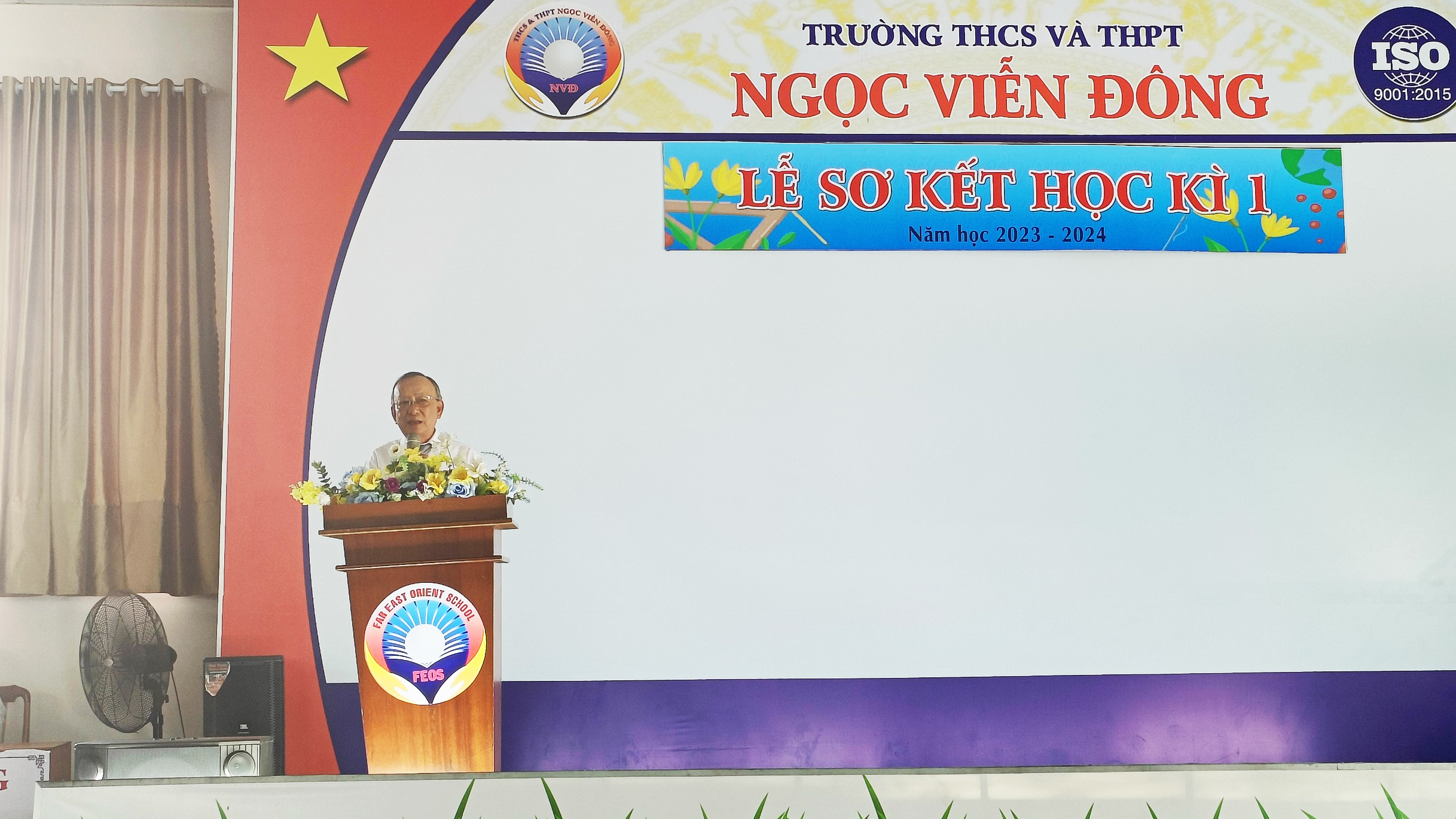 Thầy Võ Thanh Vân báo cáo sơ kết HKI về tình hình học tập và kỷ luật năm học 2023 - 2024 trường THCS và THPT Ngọc Viễn Đông