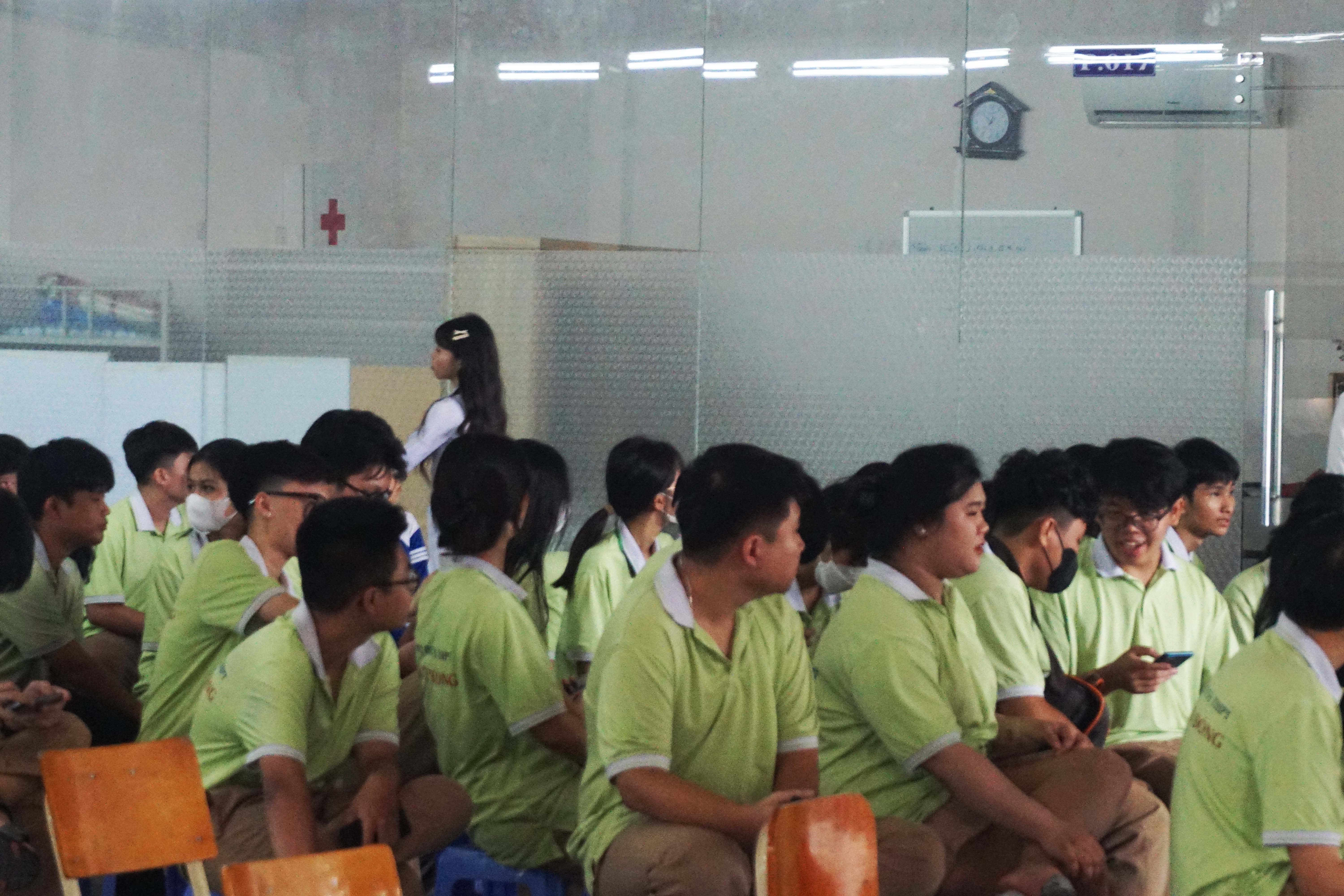 học sinh toàn trường tham dự talkshow Toxic Parents của trường THCS và THPT Ngọc Viễn Đông
